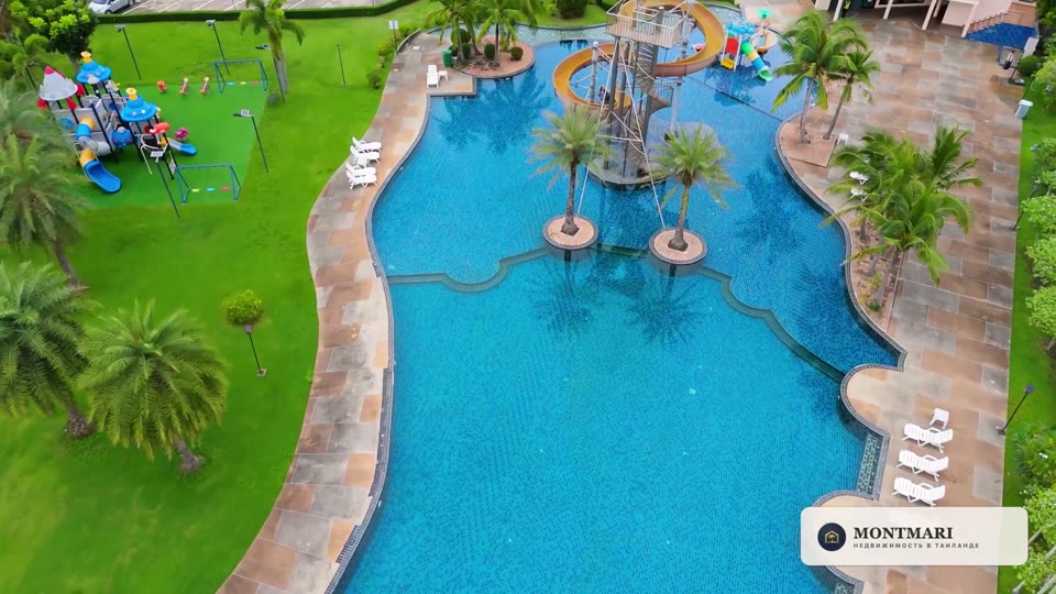 Клубный бассейн и виллы Baan Dusit Pattaya.