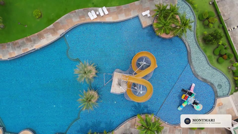 Бассейн Baan Dusit Pattaya с вертикального ракурса.