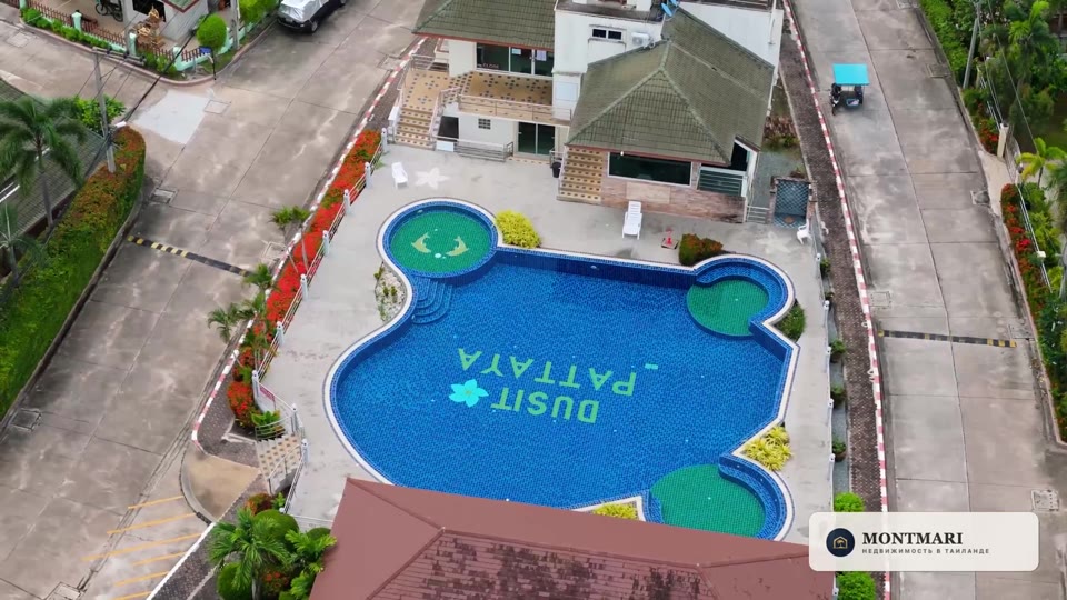 Фирменный бассейн Dusit Pattaya сверху.